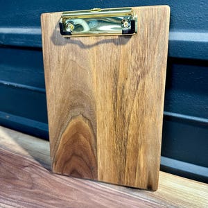 Portapapeles de nogal tamaño A5. Respaldo de menú. Regalo de aniversario para maestros. Exhibición de recetas para tarjetas del Día de la Madre. Exhibición de madera maciza hecha a mano de alta gama.