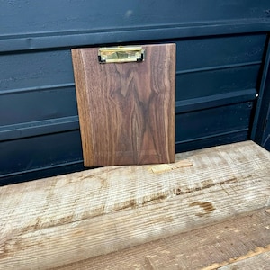 Portapapeles estándar de nogal. Respaldo de menú. Regalo de aniversario para maestros. Exhibición de recetas para tarjetas del Día de la Madre. Exhibición de madera maciza hecha a mano de alta gama.