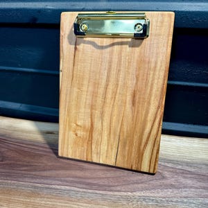 Portapapeles de arce tamaño A5. Respaldo de menú. Regalo de aniversario para maestros. Exhibición de recetas para tarjetas del Día de la Madre. Exhibición de madera maciza hecha a mano de alta gama.