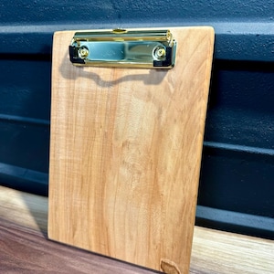 Portapapeles de arce tamaño A5. Respaldo de menú. Regalo de aniversario para maestros. Exhibición de recetas para tarjetas del Día de la Madre. Exhibición de madera maciza hecha a mano de alta gama.
