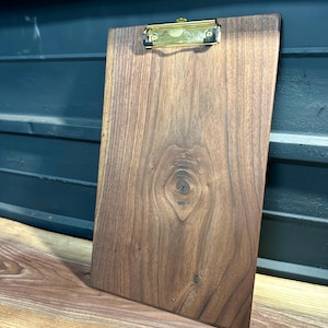 Portapapeles de nogal con respaldo de menú legal, regalo de aniversario para maestra, exhibición de recetas para tarjetas del Día de la Madre, exhibición de madera maciza hecha a mano de alta gama