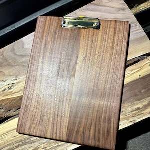 Portapapeles estándar de nogal. Respaldo de menú. Regalo de aniversario para maestros. Exhibición de recetas para tarjetas del Día de la Madre. Exhibición de madera maciza hecha a mano de alta gama.