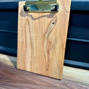 Portapapeles de arce tamaño A5. Respaldo de menú. Regalo de aniversario para maestros. Exhibición de recetas para tarjetas del Día de la Madre. Exhibición de madera maciza hecha a mano de alta gama.