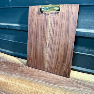Portapapeles estándar de nogal. Respaldo de menú. Regalo de aniversario para maestros. Exhibición de recetas para tarjetas del Día de la Madre. Exhibición de madera maciza hecha a mano de alta gama.