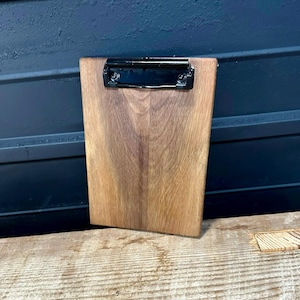 Portapapeles de nogal tamaño A5. Respaldo de menú. Regalo de aniversario para maestros. Exhibición de recetas para tarjetas del Día de la Madre. Exhibición de madera maciza hecha a mano de alta gama.