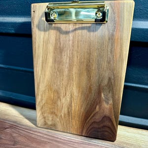 Portapapeles de nogal tamaño A5. Respaldo de menú. Regalo de aniversario para maestros. Exhibición de recetas para tarjetas del Día de la Madre. Exhibición de madera maciza hecha a mano de alta gama.
