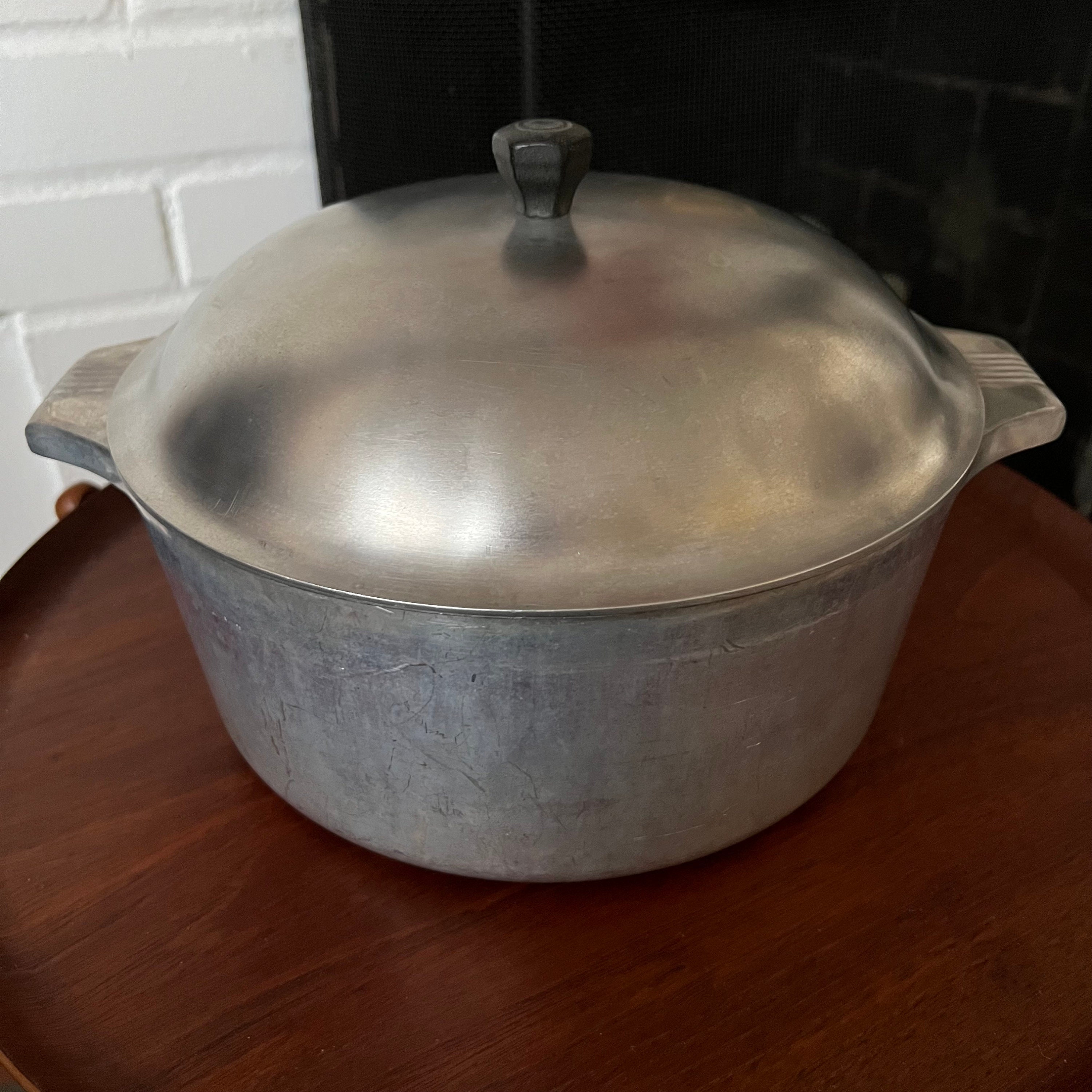 Lodge 16 Cast Iron 12 Quart Dutch Oven, Camp Oven in Excellent Condition,  Manufactured in the 1970's-1980's. 