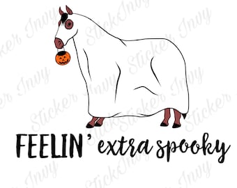 Peut inclure: Un cheval blanc portant un costume de fantôme et tenant une citrouille d'Halloween. Le texte "FEELIN' extra spooky" est sous le cheval.