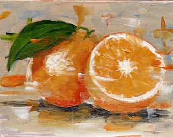 Puede incluir: Una pintura de dos naranjas, una entera y otra cortada por la mitad, con una hoja verde. Las naranjas están pintadas en tonos de naranja, amarillo y blanco, con una pincelada texturizada. El fondo es gris claro con pinceladas abstractas.