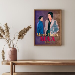 Puede incluir: Una ilustraci&oacute;n enmarcada de dos hombres de pie uno al lado del otro. El hombre de la izquierda lleva una chaqueta azul y el hombre de la derecha lleva una chaqueta blanca. El texto en el cartel dice "Mere Paas Maa Hai".
