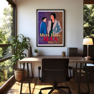 Puede incluir: Un p&oacute;ster enmarcado con fondo morado que presenta a dos hombres en un estilo vintage. El p&oacute;ster tiene el texto "Mere Paas Maa Hai" en hindi.