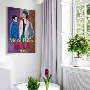 Puede incluir: Un p&oacute;ster con fondo morado que presenta a dos hombres en un ambiente vintage. El texto en el p&oacute;ster dice "Mere Paas Maa Hai".