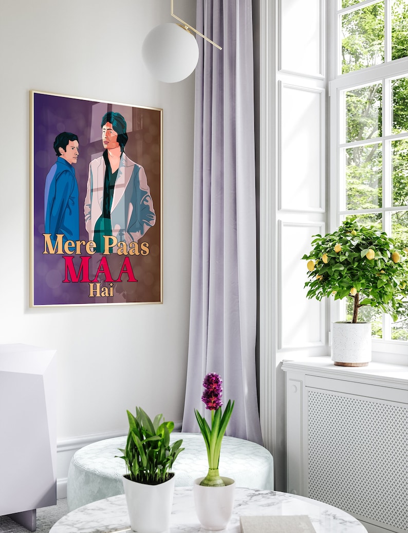 Puede incluir: Un p&oacute;ster con fondo morado que presenta a dos hombres en un ambiente vintage. El texto en el p&oacute;ster dice "Mere Paas Maa Hai".