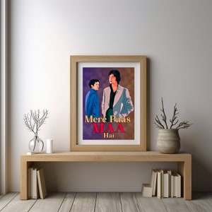 Puede incluir: Un p&oacute;ster enmarcado con un fondo morado que presenta a dos hombres en un estilo vintage. Los hombres est&aacute;n de pie uno al lado del otro y el texto "Mere Paas Maa Hai" est&aacute; escrito en letras rojas y blancas debajo de ellos.