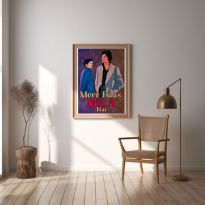Puede incluir: Un p&oacute;ster de pel&iacute;cula vintage con fondo morado que presenta a dos hombres en una escena de la pel&iacute;cula "Mere Paas Maa Hai". El p&oacute;ster tiene un t&iacute;tulo rojo y blanco con el texto "Mere Paas Maa Hai".