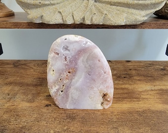 Roze amethist kristallen plaat zelfstaand