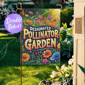 以下が含まれることがあります： カラフルな文字で「Designated Pollinator Garden」と書かれた両面ガーデンフラッグ。オレンジ、黄色、青の花が咲き乱れる鮮やかな花柄が特徴です。フラッグは、庭のブロンズ色の金属スタンドに飾られています。