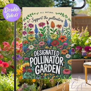以下が含まれることがあります： カラフルな花の模様と「Support the pollinators」と「Designated Pollinator Garden」の文字が入った両面ガーデンフラッグ。ピンク、オレンジ、イエロー、ブルーの色合いの花々が、緑の葉とともに描かれています。