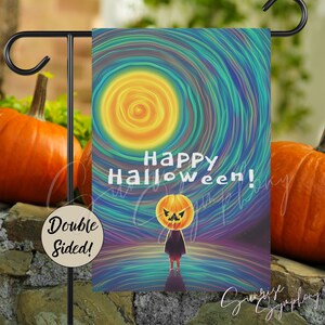 Puede incluir: Bandera de jardín de Halloween de doble cara con un fondo azul, verde y morado en espiral. Un gran sol amarillo con un centro naranja se encuentra en la esquina superior izquierda. Una calabaza con una capa negra se encuentra en el centro de la bandera. El texto "Happy Halloween!" está escrito en letras blancas.