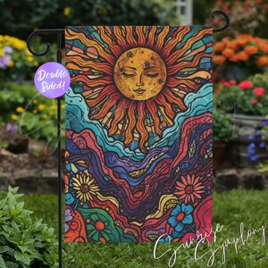 Puede incluir: Una bandera de jardín de doble cara con un diseño de sol colorido, con una cara, rayos radiantes y un fondo abstracto. La bandera incluye el texto "Sunrise Symphony" en una fuente de escritura.