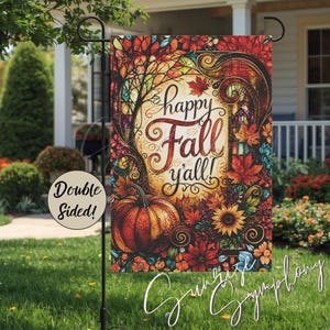 Peut inclure: Un drapeau de jardin rectangulaire présentant un motif de style vitrail avec le texte "happy Fall y'all!". L'illustration comprend une grosse citrouille orange, des feuilles d'automne rouges et jaunes vives et des tournesols, encadrés par des lignes sombres.