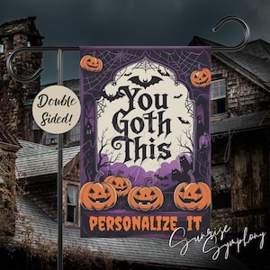 Könnte beinhalten: Eine rechteckige Gartenflagge mit violettem und cremefarbenem Hintergrund, orangefarbenen Kürbissen, schwarzen Fledermäusen und Spinnennetzen. Der Text "You Goth This" steht in gotischer Schrift, mit "PERSONALIZE IT" und einem "Double Sided!" Kreis.