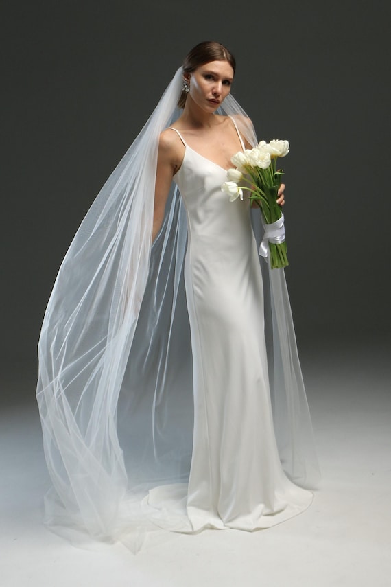 Elegant Ivory 1-layer Fingertip Wedding Veil | Soft Sheer  display picture 3