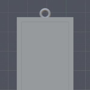 Pode incluir: Um pingente retangular cinza com uma argola superior arredondada para pendurar. O pingente tem um design simples e minimalista, com uma borda ligeiramente elevada ao redor da área central. O fundo é um padrão de grade.