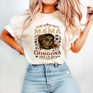 La Mamá Mas Chingona Camisa La Chingona Carta de Tarô Latina Mãe Mexicana Esqueleto Engraçado Empoderado Mujer Top Chingona Vestuário Espanhol Chola Crânio