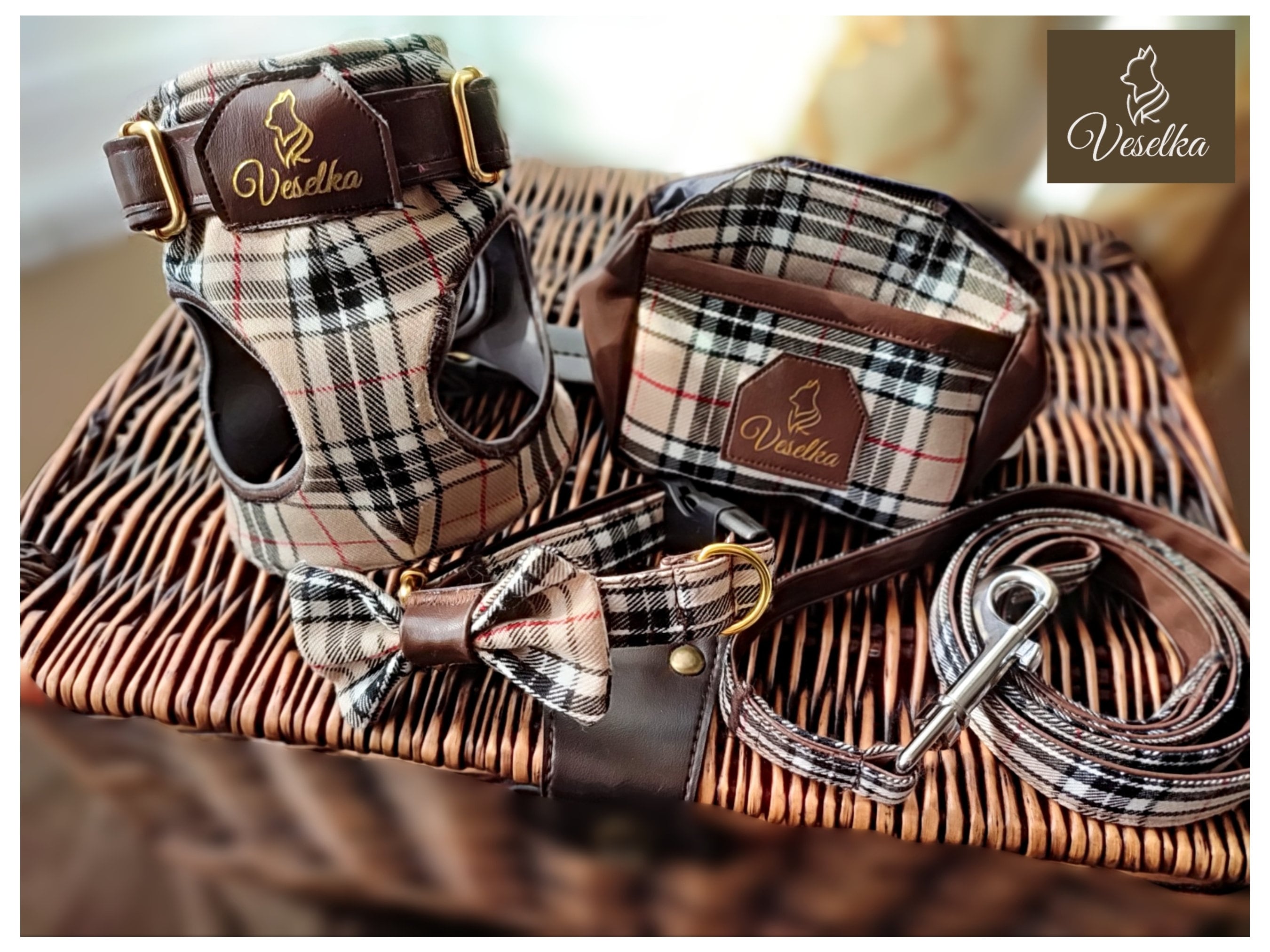 Arriba 45+ imagen dog burberry harness Abzlocal.mx