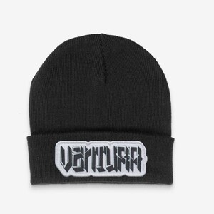 Puede incluir: Gorro negro con un parche blanco que dice "WARRIOR" en una fuente estilizada.