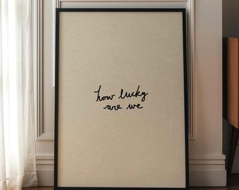Impresión "Qué suerte tenemos": Póster tipográfico dibujado a mano, decoración neutra para el hogar (descarga digital)