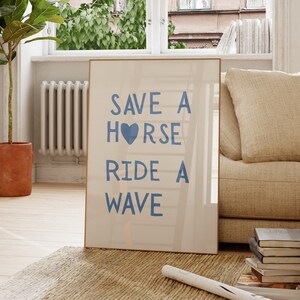 Póster de casa de playa de moda con estampado de vaquero costero, decoración del hogar con surf, lindo arte de pared occidental, impresión de olas, póster del océano, descarga digital, 1 impresión
