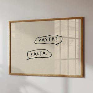 Può includere: Una stampa incorniciata su un muro presenta le parole "PASTA?" e "PASTA." in testo nero scritto a mano all'interno di fumetti. L'opera d'arte ha uno sfondo beige chiaro e una cornice in legno naturale, adatta per l'arredamento della cucina o della sala da pranzo.