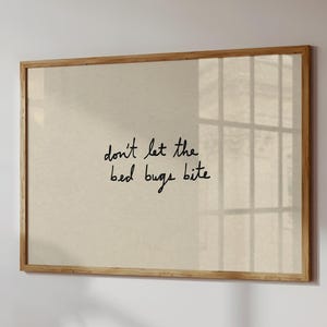 Tryck med texten "Låt inte vägglössen bita", minimalistisk väggkonst för sovrum, lekfull typografi med citat (digital nedladdning, horisontell)