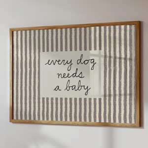 Op de afbeelding: Een witte keramische mok met een zwarte handgreep en de tekst "But First, Coffee" in een vetgedrukte, zwarte letter. De mok staat tegen een neutrale achtergrond, wat het eenvoudige ontwerp benadrukt.