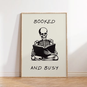 Booked and Busy Print Skelett Lesezeichen Lustiges Halloween Wand Kunst Buch Poster Retro Skelett Dekor Digitaler Download 1 Druck