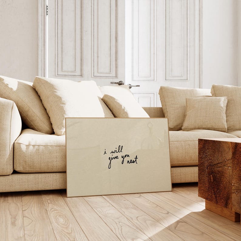 Puede incluir: Un letrero de madera r&uacute;stica con el texto "Welcome to our home" en letras blancas. El letrero presenta un acabado envejecido y un dise&ntilde;o simple y acogedor, perfecto para la decoraci&oacute;n de la entrada.
