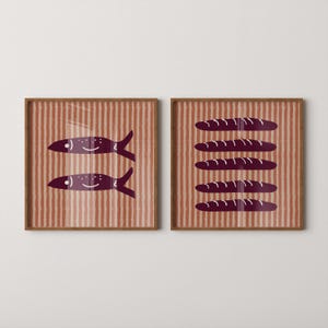 Pode incluir: Dois quadros quadrados com um design gráfico roxo escuro sobre um fundo laranja claro com riscas verticais brancas. A impressão da esquerda apresenta dois peixes estilizados, enquanto a da direita mostra cinco formas horizontais de pão.