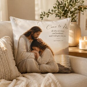 Jesús consolando a una mujer (almohada) / Decoración con versículo bíblico cristiano, Mateo 11:28