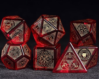 Pode incluir: Conjunto de seis dados vermelhos e dourados com designs intrincados. Os dados são feitos de resina transparente com detalhes dourados e apresentam vários símbolos e runas.