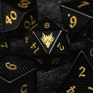 Juego de dados D&D con diseño de escamas de dragón de obsidiana, dados poliédricos de piedra preciosa de obsidiana negra natural, dados D&D con cabeza de dragón dorada grabada para juegos de rol de mesa.