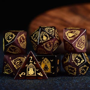 Pode incluir: Um conjunto de dados poliédricos em material roxo profundo e chatoyant com gravações douradas de arcos góticos, fantasmas e morcegos. O conjunto inclui várias formas como d20, d12, d10, d8, d6 e d4, todas com números claros.