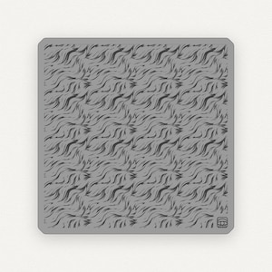 以下が含まれることがあります： 黒い波状の線が繰り返されるパターンが施された、灰色の正方形のネイルスタンププレートです。