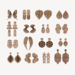 Könnte beinhalten: Ein Set mit 16 Paaren Holzohrringen in verschiedenen Formen und Designs, darunter Schmetterlinge, Blätter, geometrische Formen und abstrakte Muster. Die Ohrringe sind alle aus Naturholz gefertigt und haben eine hellbraune Farbe.