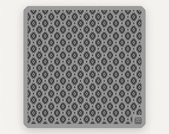 Puede incluir: Un azulejo cuadrado con bordes redondeados con un patrón geométrico gris y negro.