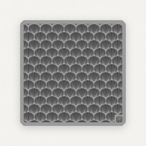 Puede incluir: Un azulejo cuadrado gris con un patrón repetitivo de formas de abanico estilizadas en blanco y negro.