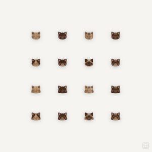 Könnte beinhalten: Ein Set mit 16 Holz-Knöpfen mit Katzenköpfen in verschiedenen Farben und Mustern. Die Knöpfe sind in einem Raster auf weißem Hintergrund angeordnet.