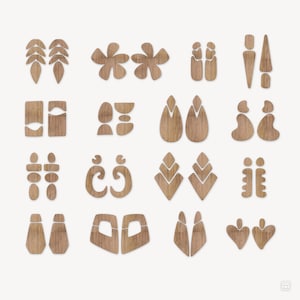 Può includere: Set di 20 paia di orecchini in legno di diverse forme e dimensioni. Gli orecchini sono realizzati in legno naturale e hanno un colore marrone chiaro.