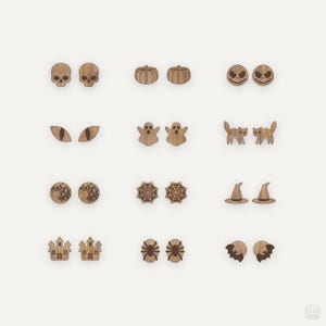 Può includere: Un set di 10 paia di orecchini a tema Halloween. Gli orecchini sono in legno e presentano vari design, tra cui teschi, zucche, fantasmi, gatti, ragni e pipistrelli.
